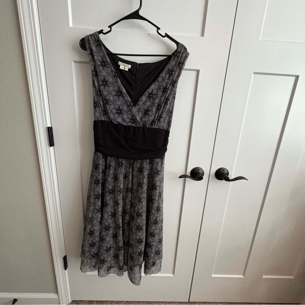 Beautiful cocktail dress,  2 layers, floral, v neck, sleeveless, 14w, plus.